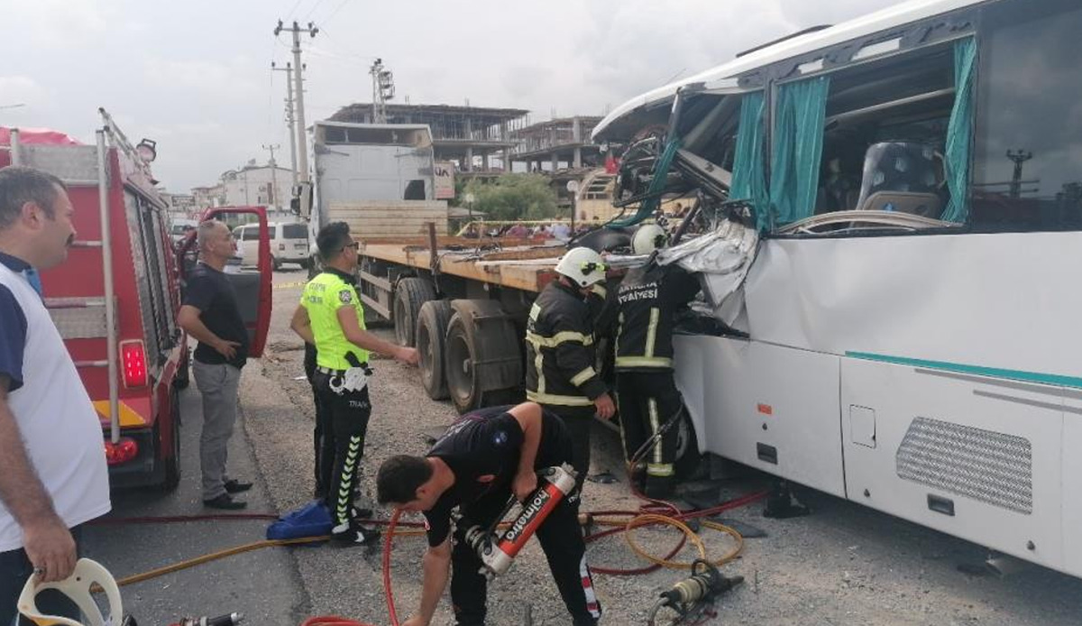 Rusları taşıyan tur midibüsü tıra böyle çarptı