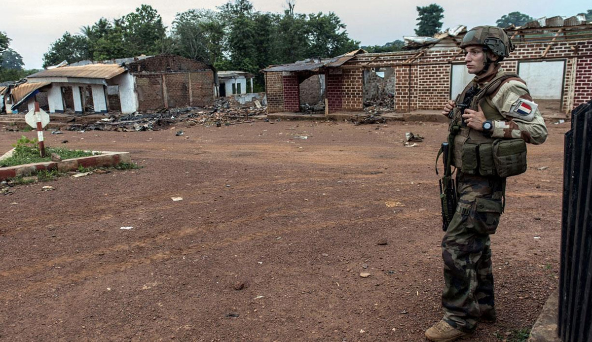 Afrika'da rüzgar tersine döndü: Çad ordusu Fransız askerleri gözaltına aldı!