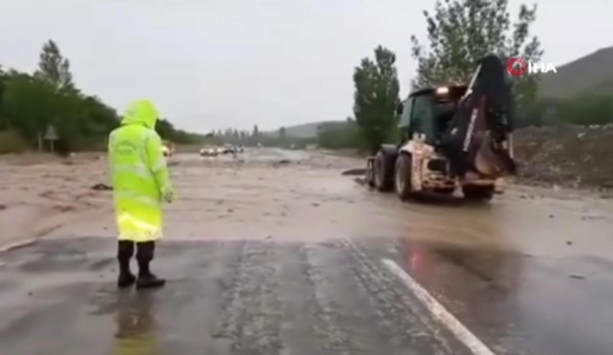 Ankara-Bala yolunda sel! Yol kapandı, iş makinaları devreye girdi