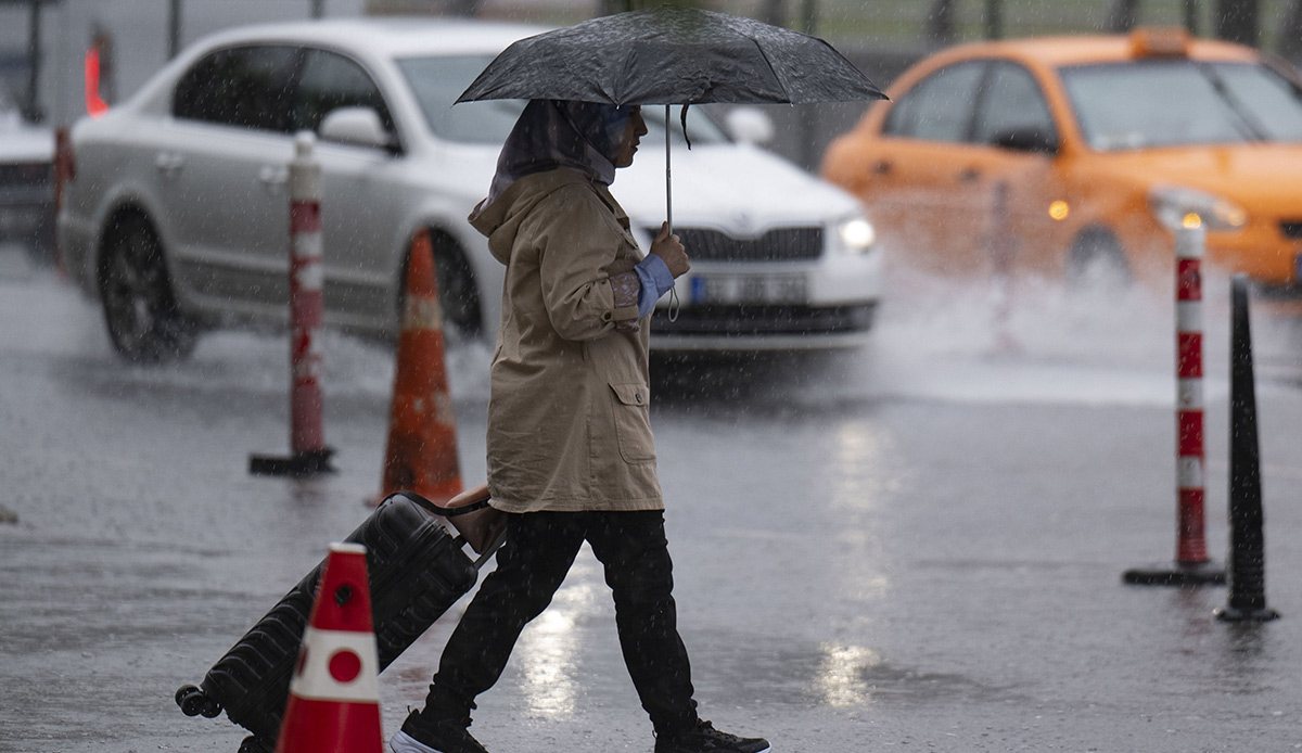 Ankara'da sağanak hayatı felç etti