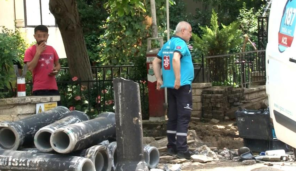 Kadıköy’de ilginç anlar! Patlayan doğal gaz borusunun başında sigarayla bekledi