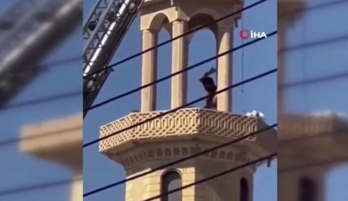 İntihar etmek için minareye çıktı, dayak yedi