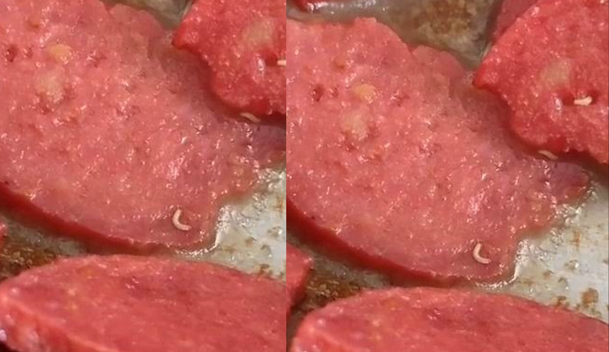 Mide bulandıran olay!  Marketten aldığı sucuğun içinden kurtçuk fışkırdı