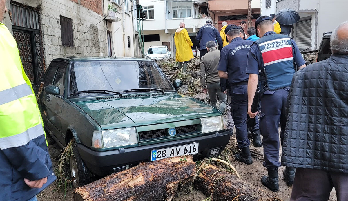 Giresun'da sel ve su baskını: Mahsur kalanlar tahliye edildi