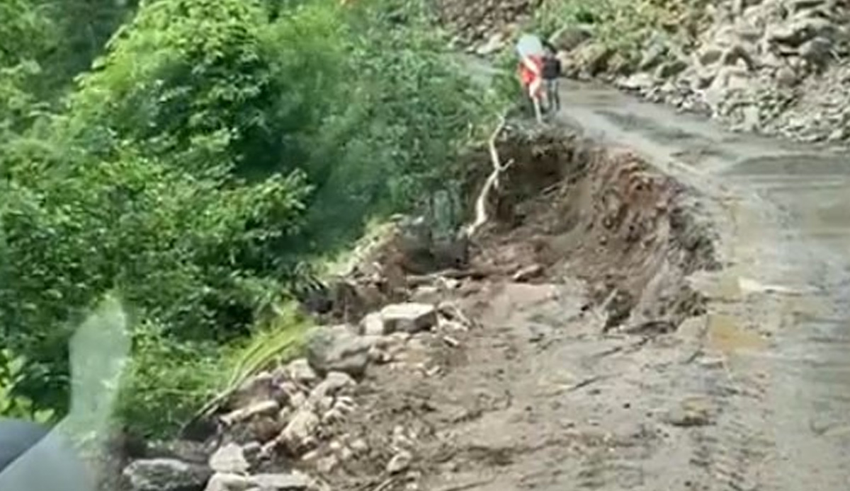 Heyelan nedeniyle yolun çökme anı kameralara yansıdı