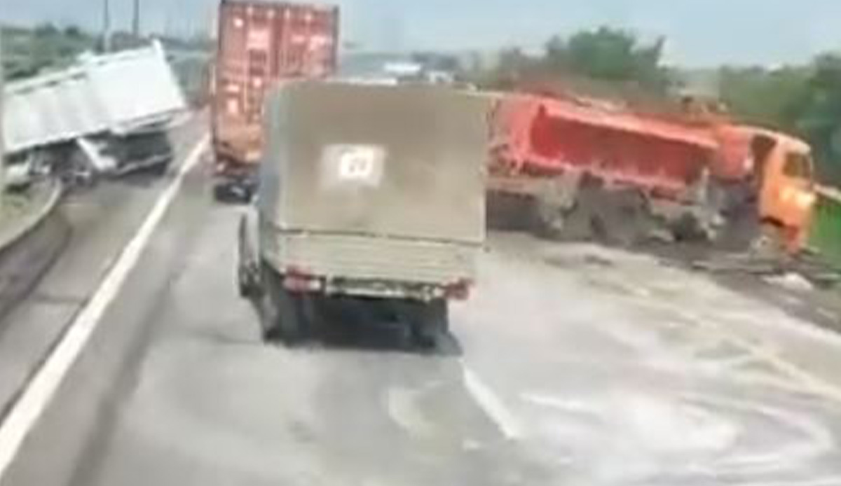 Rusya’da şok görüntüler! Wagner araçları ve barikatları eze eze geçiyor