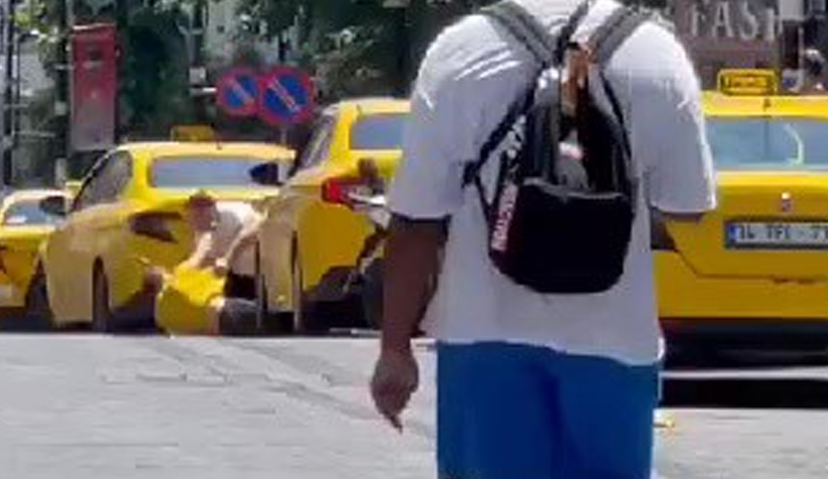 Taksicilerin yumruk yumruğa kavgası anbean kaydedildi
