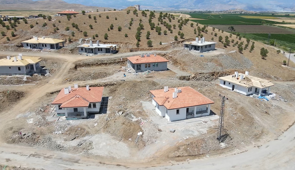 Bakan Özhaseki'den 'köy konutları' paylaşımı: Durup dinlenmeden çalışıyoruz