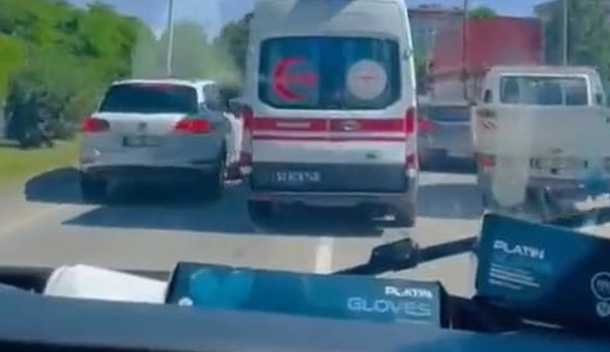 Fermuar yöntemiyle ambulansa yol verdiler! Sürücülerin duyarlılığına Bakan Koca’dan teşekkür