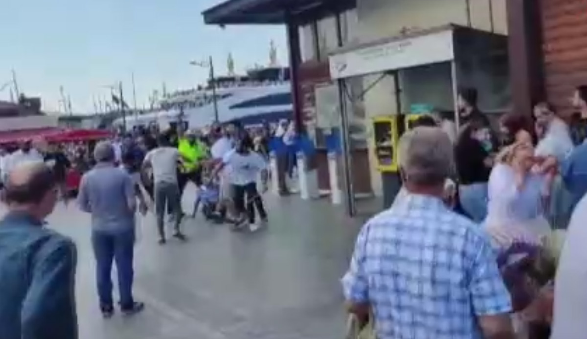 Eminönü'de 'yolcu kapma' kavgası: Sopalar devreye girdi, polis havaya ateş açtı...