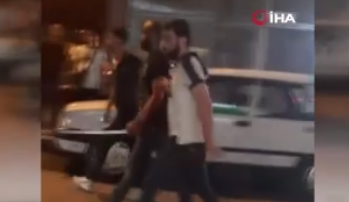 'Samuray kılıcı' kullanarak kavga eden yabancılar sınır dışı edildi