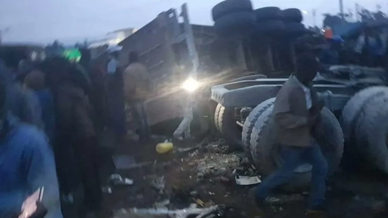Akıllara durgunluk veren trafik kazası: 48 kişi hayatını kaybetti
