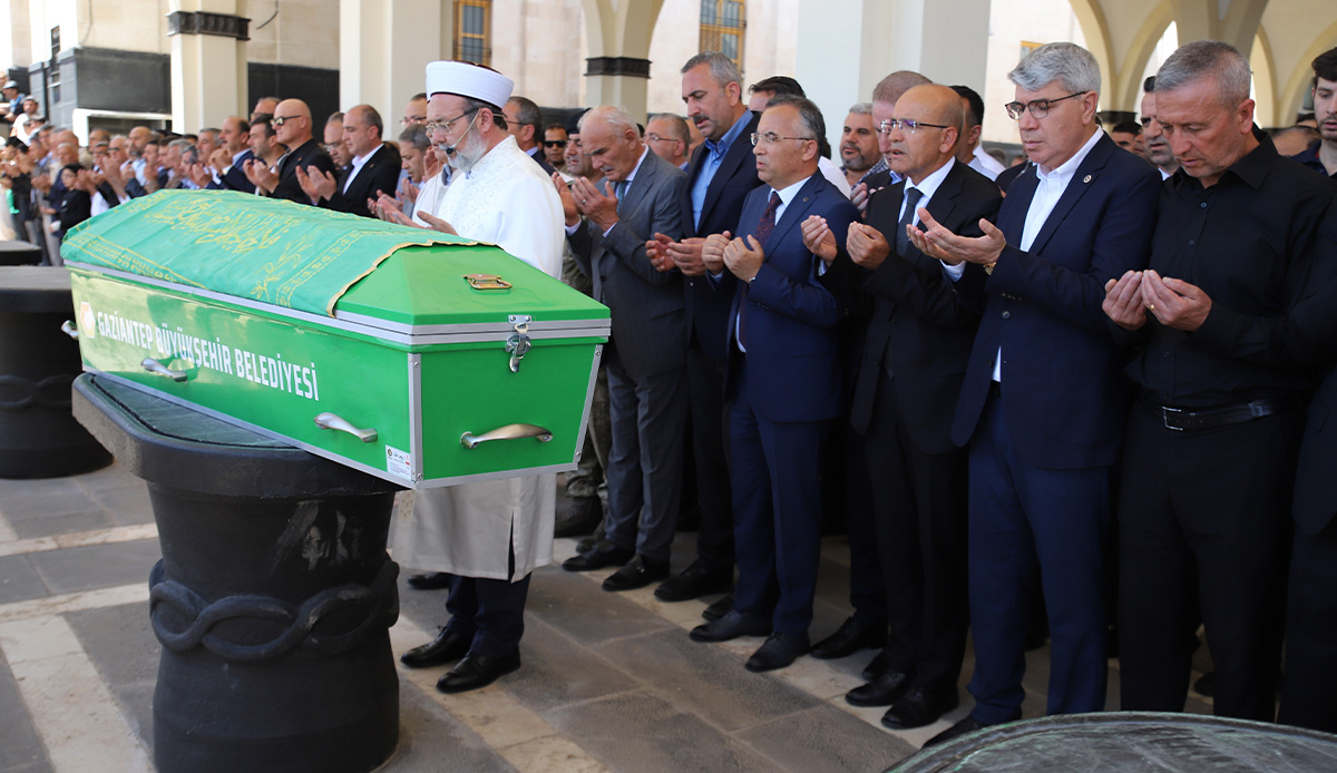 Fatma Şahin’in babası son yolculuğuna uğurlandı
