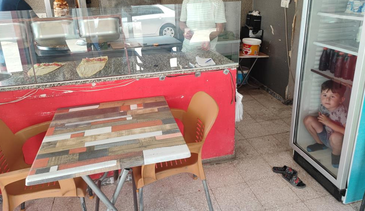 Adana sıcağından bunalan çocuğun serinleme yöntemi görenleri gülümsetti