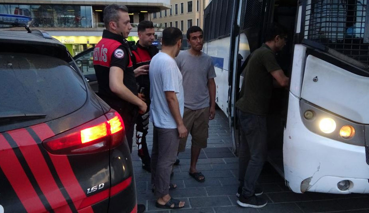 Taksim’de kaçak göçmen avı: Çok sayıda kişi yakalandı