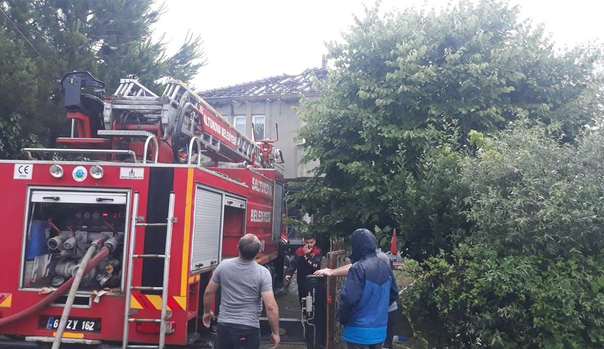 Evin çatısına yıldırım düştü! Çıkan yangın kameralara yansıdı