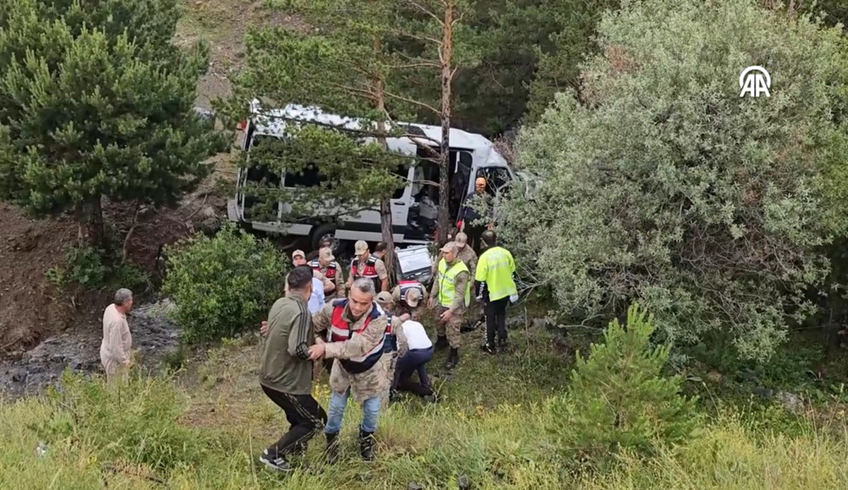 Minibüs şarampole devrildi! 4 ölü, 10 yaralı