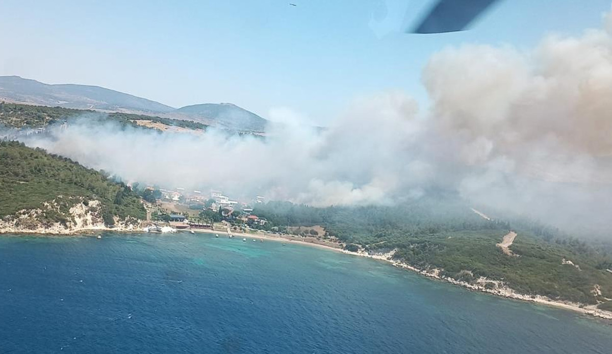 İzmir'in iki ilçesinde aynı anda orman yangını! Tahliye sürüyor