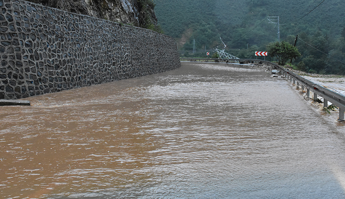 Ordu'dan heyelan meydana geldi, yol dereye uçtu