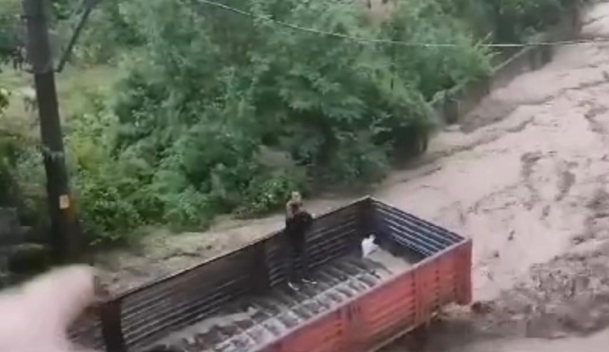 Kamyon kasasında mahsur kaldı, imdadına vatandaşlar yetişti