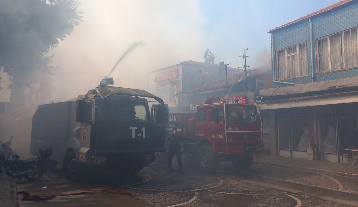 Korkutan yangın! Çok sayıda iş yeri zarar gördü