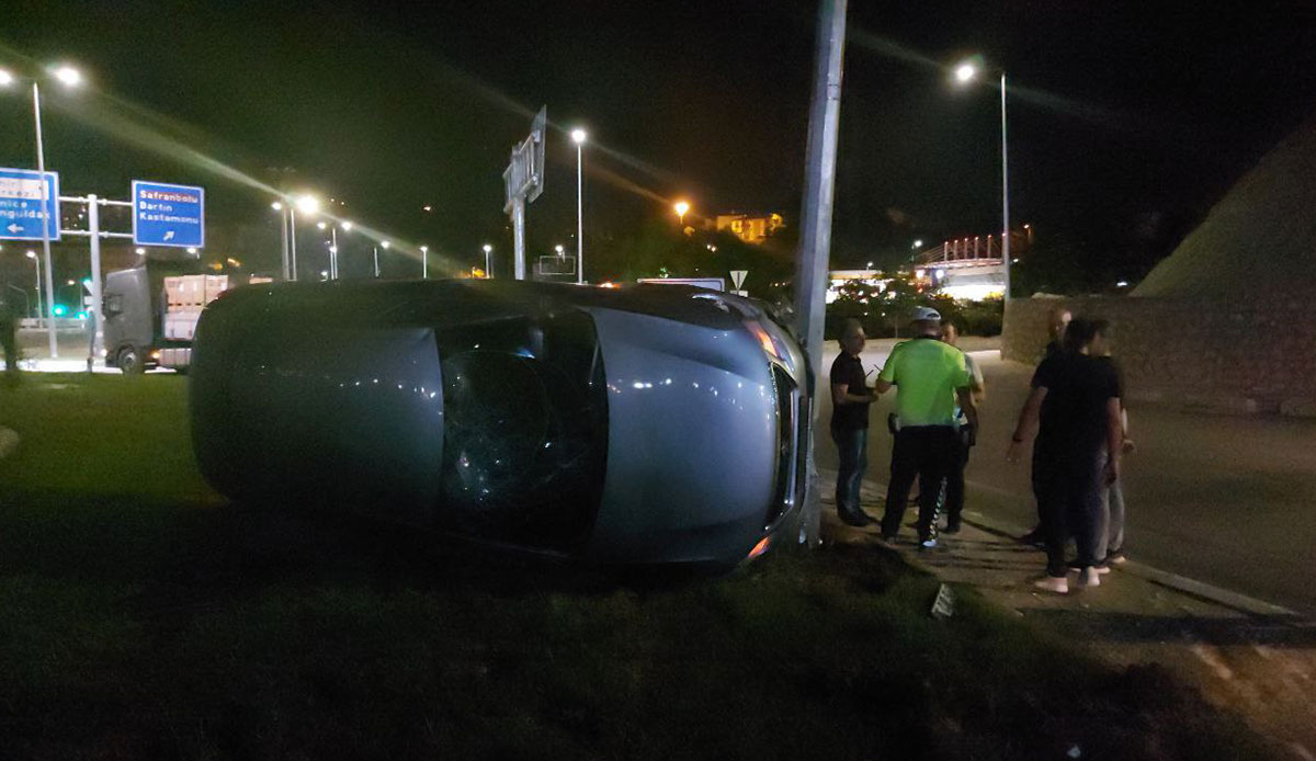 Ehliyetsiz sürücü çalıntı araçla polisten kaçarken kaza yaptı!