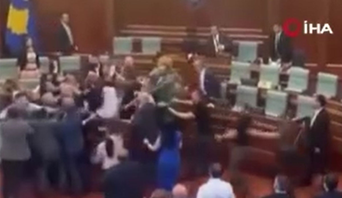 Kosova Parlamentosu'nda yumruklu kavga