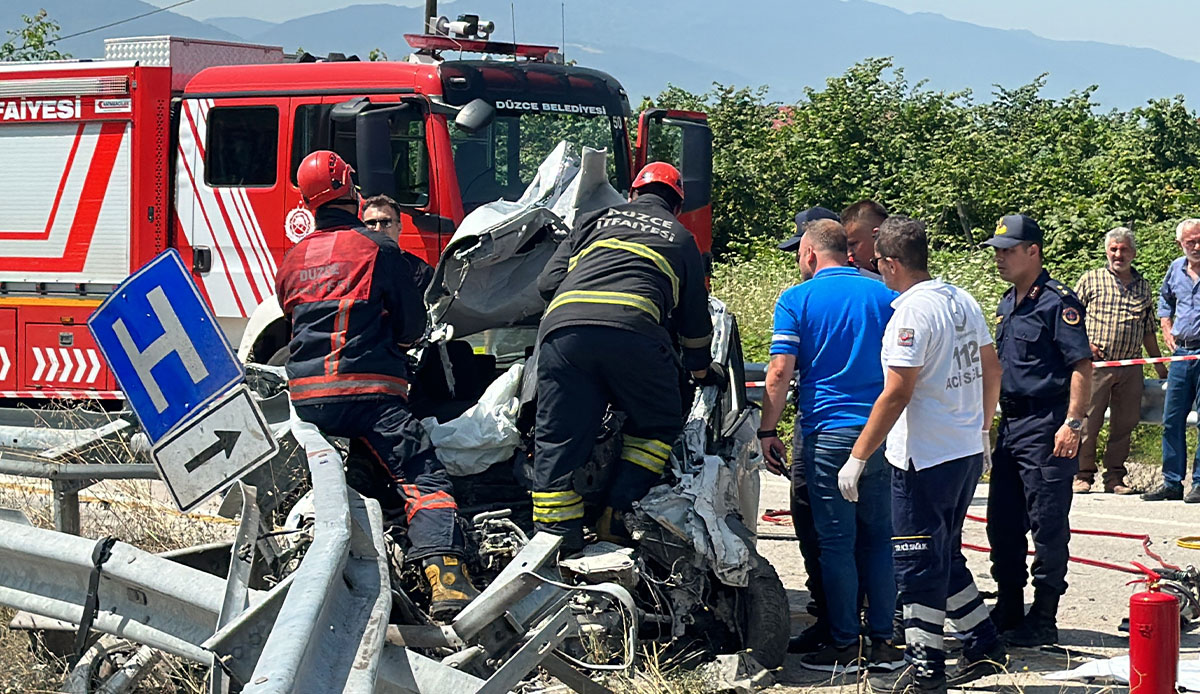 Feci kaza! Paramparça olan otomobilin sürücüsü hayatını kaybetti