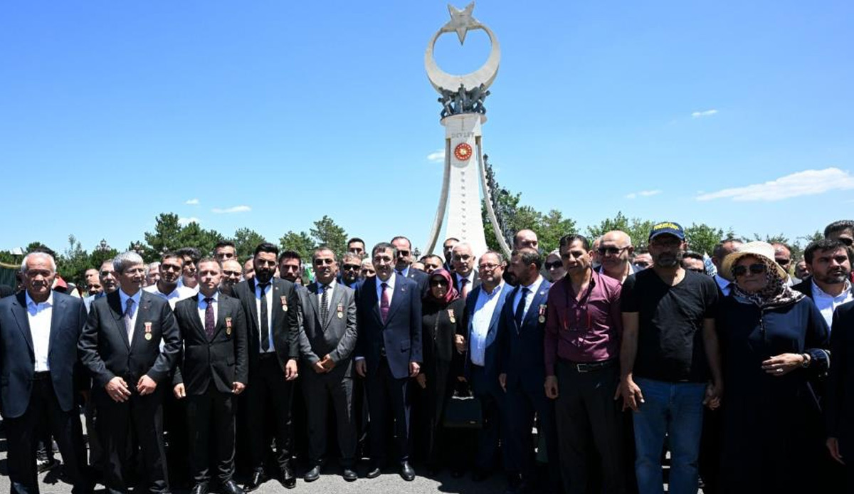Cumhurbaşkanlığı Külliyesi'nde 15 Temmuz: Cumhurbaşkanı Yardımcısı Yılmaz anıta çelenk bıraktı