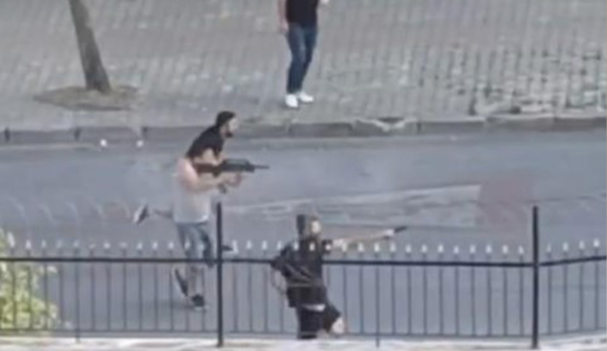 İstanbul’da dehşet anları kameraya yansıdı! Sokak ortasında av tüfeği ile kurşun yağdırdı