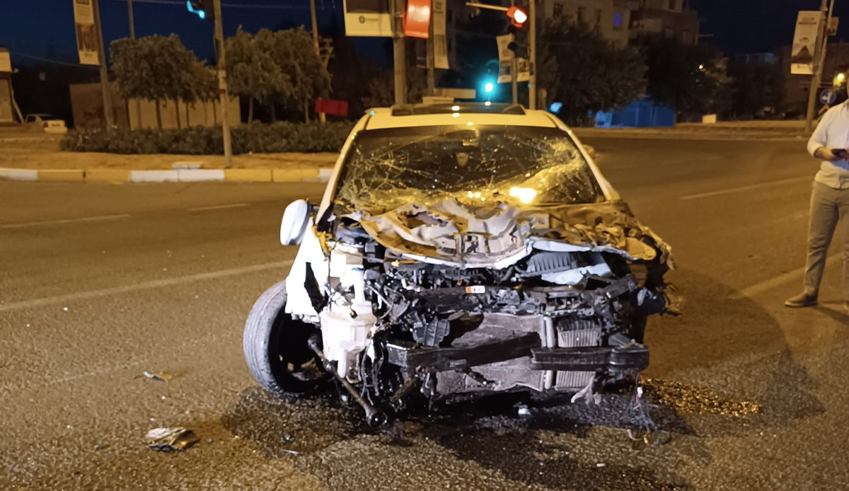 Tekerlekleri bile yerinden çıktı: Parçalanan otomobilden burnu dahi kanamadan kurtuldu