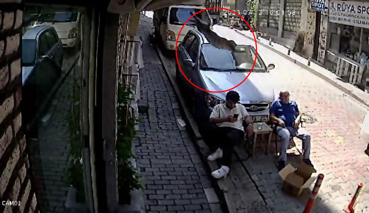 Kağıthane’de bir garip olay: Berber sırası beklerken üzerine düştü