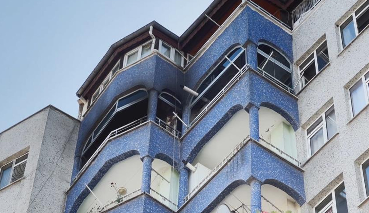 Balkonda içtiği sigara yangın çıkardı: 1'i polis 2 kişi dumandan etkilendi
