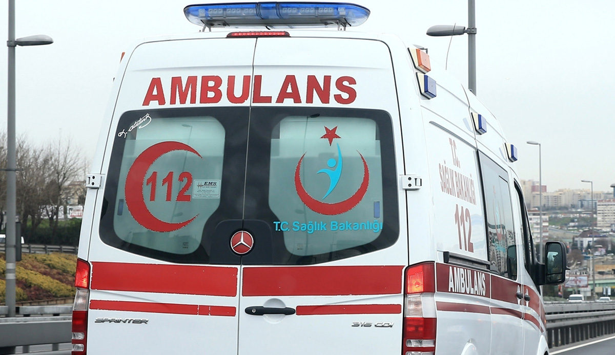 Motorsikletliden takdir toplayan hareket: Ambulans için yaptığı uyarı kameraya yansıdı