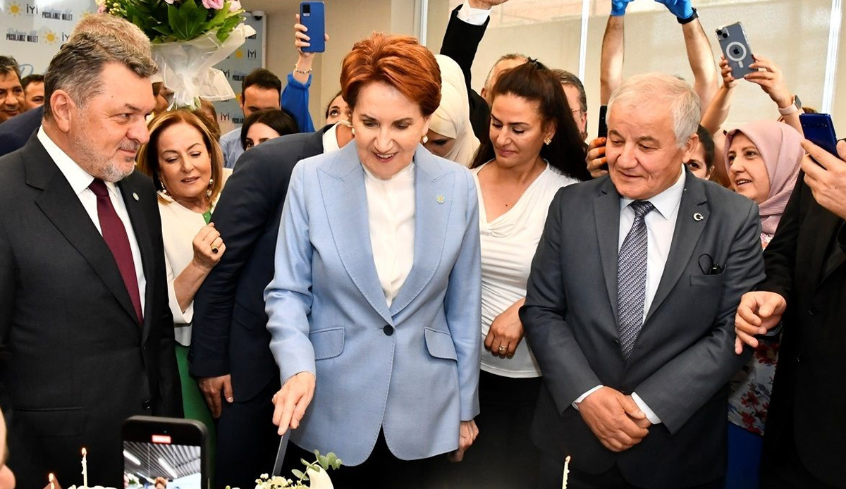 Partililerden Akşener'e doğum günü sürprizi: Seccade detayı dikkat çekti