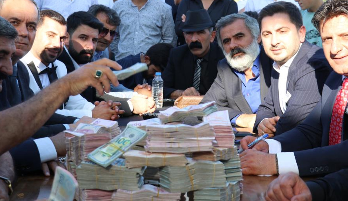 4 milyon TL'yi 15 kişi saydı!  Aşiret düğününde takı merasimi dudak uçuklattı