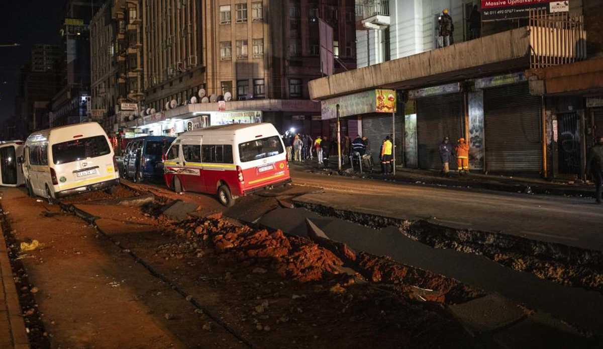 Güney Afrika'da yolun altından geçen doğal gaz hattı patladı
