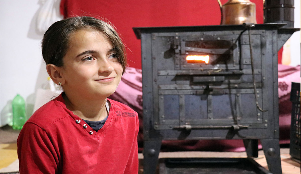 Türkiye sıcaktan kavrulurken onlar soba yakmak zorunda! Keşfedilmeyi bekleyen doğa hazinesinde bacalar yazın da tütüyor