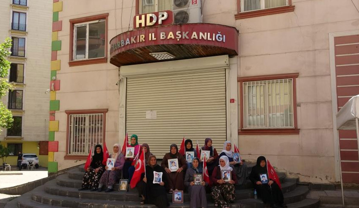 Yazın kavurucu sıcağına direniyorlar: Anneler, evlatları için HDP binası önündeki nöbetlerini sürdürüyor