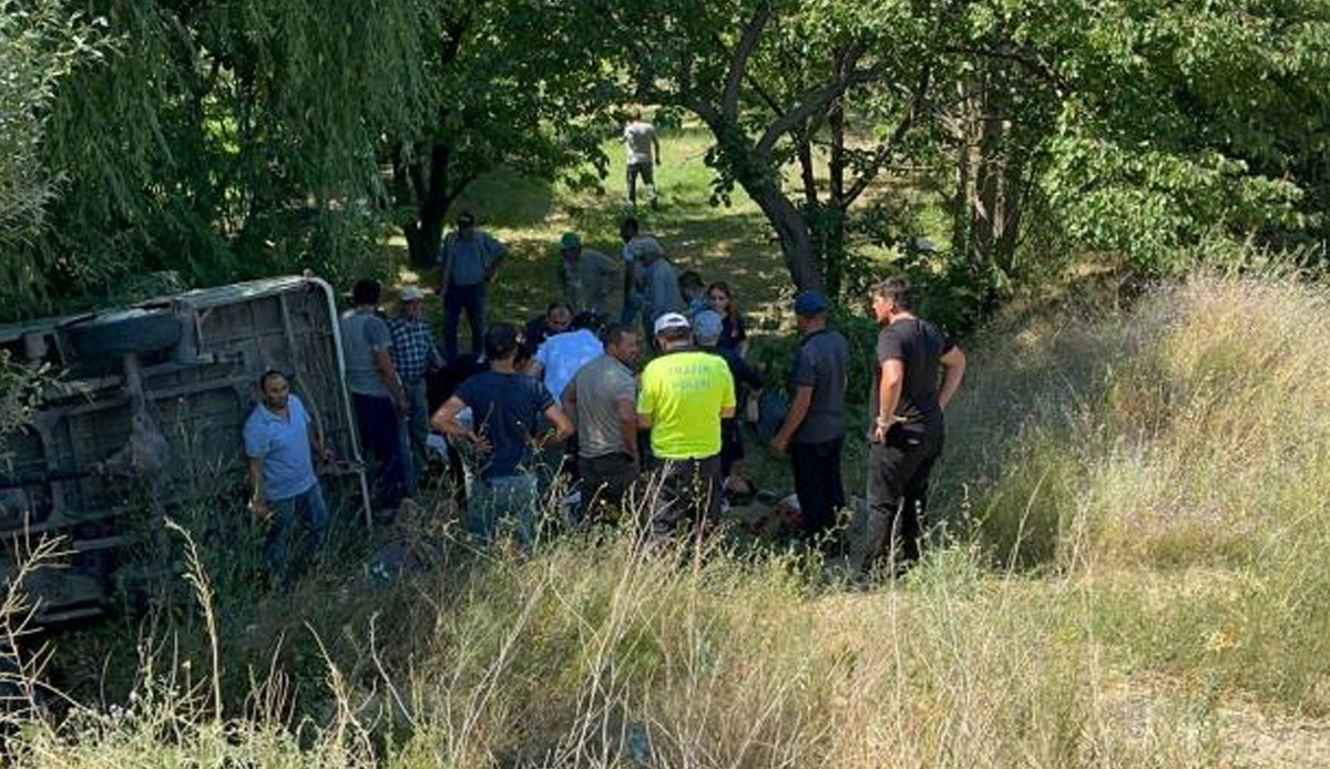 Afyonkarahisar'da tarım işçilerini taşıyan minibüs devrildi! 4 ölü, çok sayıda yaralı var