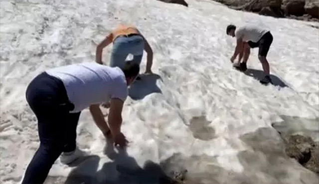 Temmuz ayında kar topu oynadılar