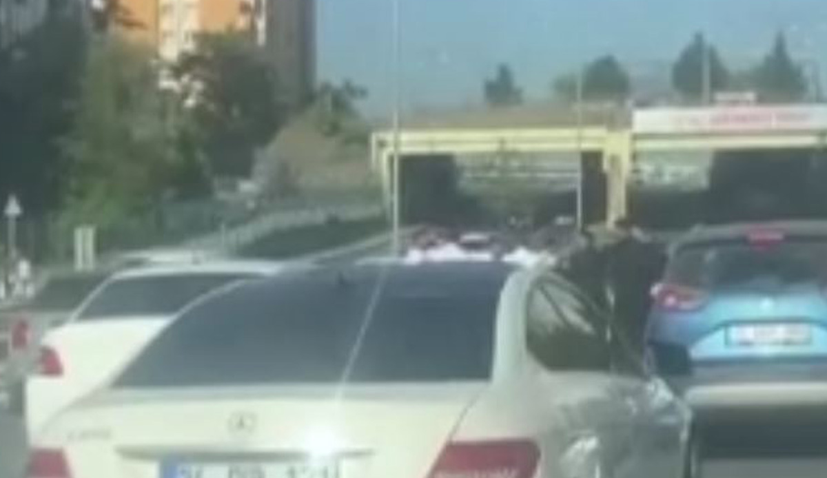 Düğün değil sanki savaş! Magandalar yolu kapatıp havaya ateş açtı