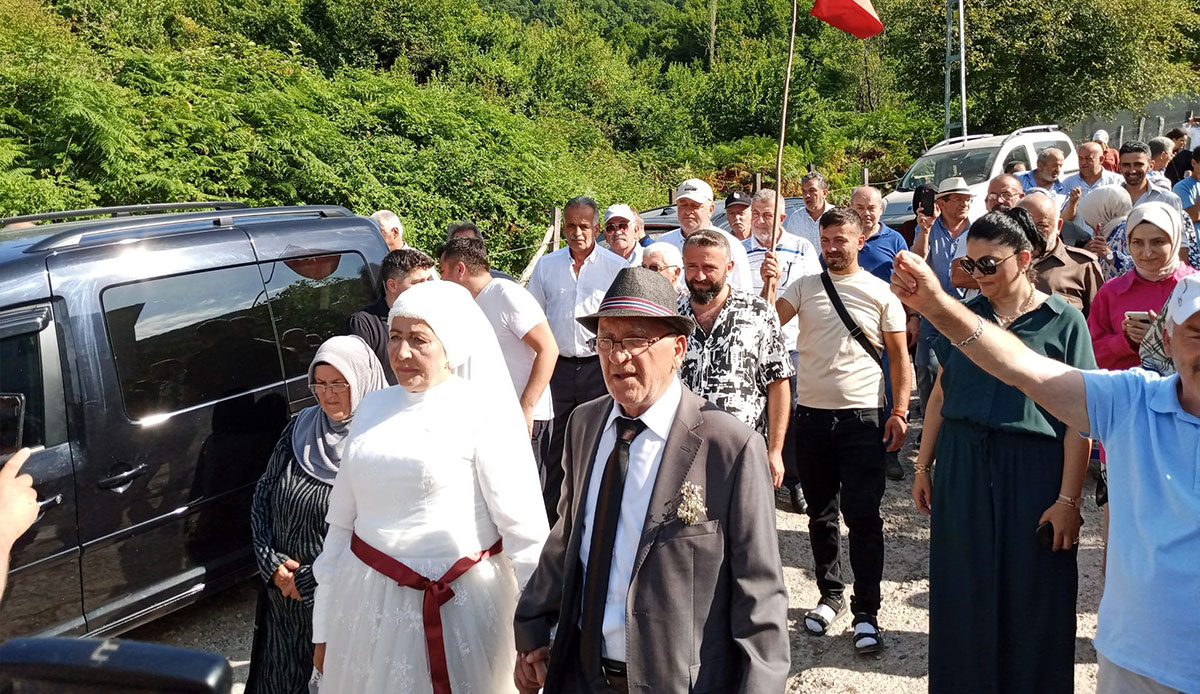 Eşine verdiği sözü 48 yıl sonra gerçekleştirdi: Damat 72 gelin 62 yaşında