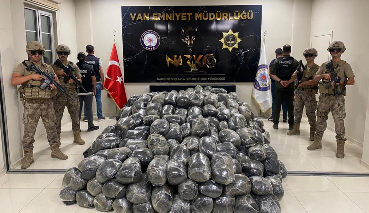 İçişleri Bakanı Yerlikaya duyurdu: Van’da 2 ton 90 kilo toz esrar ele geçirildi: 1 gözaltı var