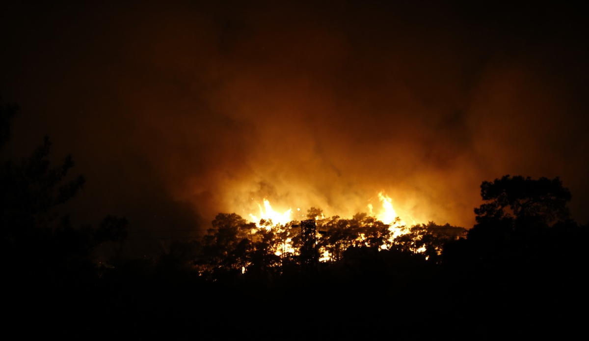 Antalya Kemer'de orman yangını saatlerdir sürüyor