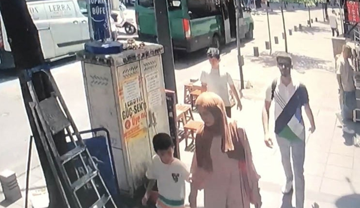 İstanbul’da hayrete düşüren anlar! Yolda yürürken başlarına taş yağdı
