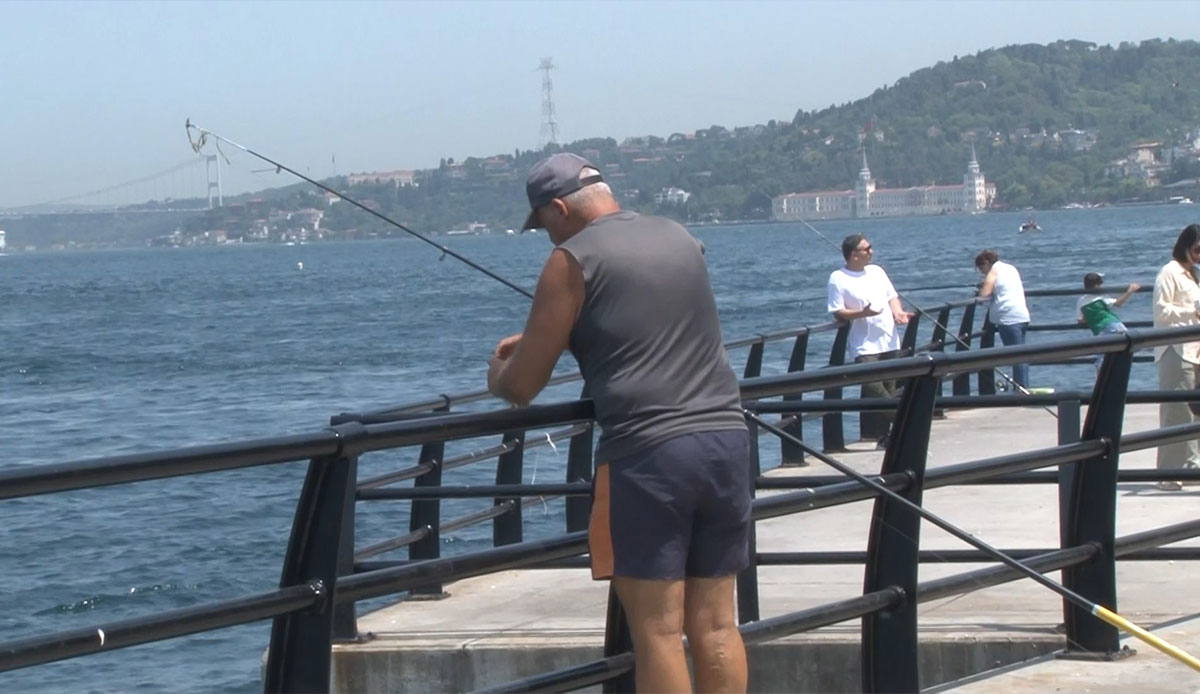 Yoğun sıcaktan kaçan soluğu sahillerde aldı