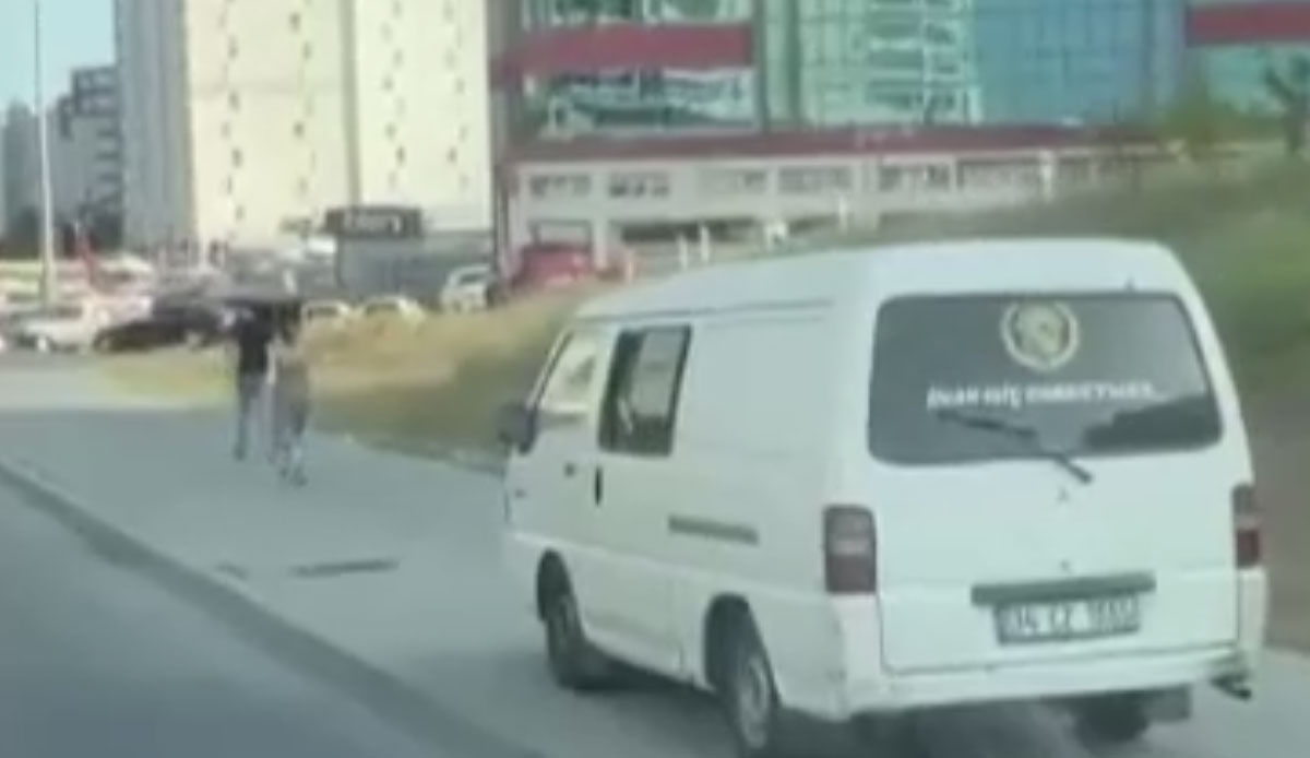 Böyle pervasızlık görülmedi! Kaldırımdan giden sürücü bir de yayalardan yol istedi! Araçtaki yazı ise şoförün rahatlığını kanıtlar nitelikteydi