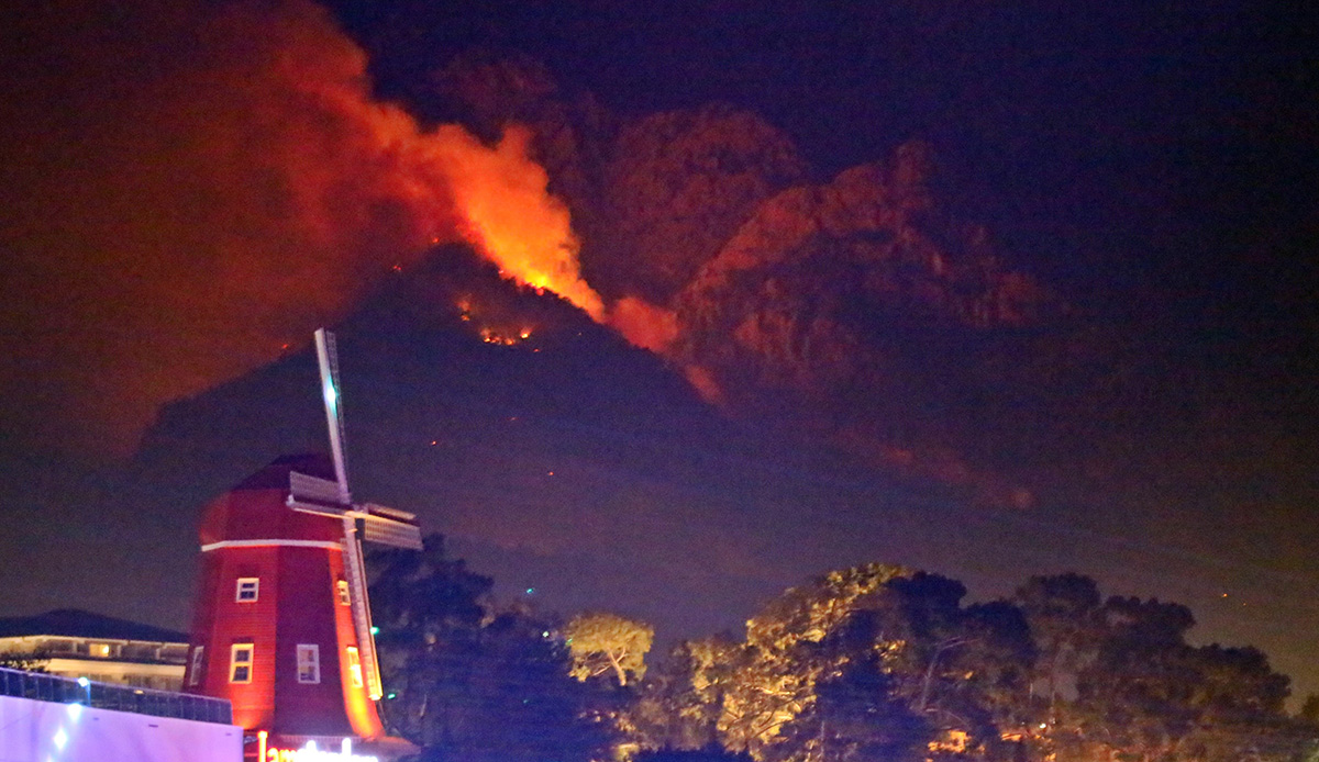 Kemer’de alevlere gece görüşlü helikopterler müdahale ediyor
