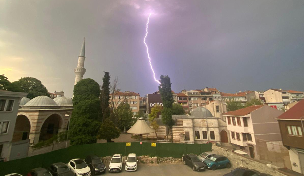 İstanbul sabaha şimşeklerle uyandı